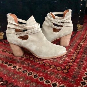 Frye ‘Naomi Pickstitch Shootie’ in Ash Suede